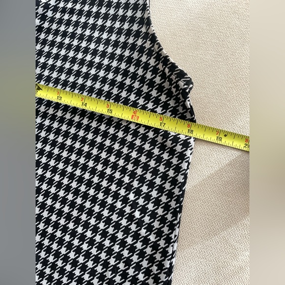 Vince Camuto Houndstooth Print Sleeveless Top - Picture 8 of 8